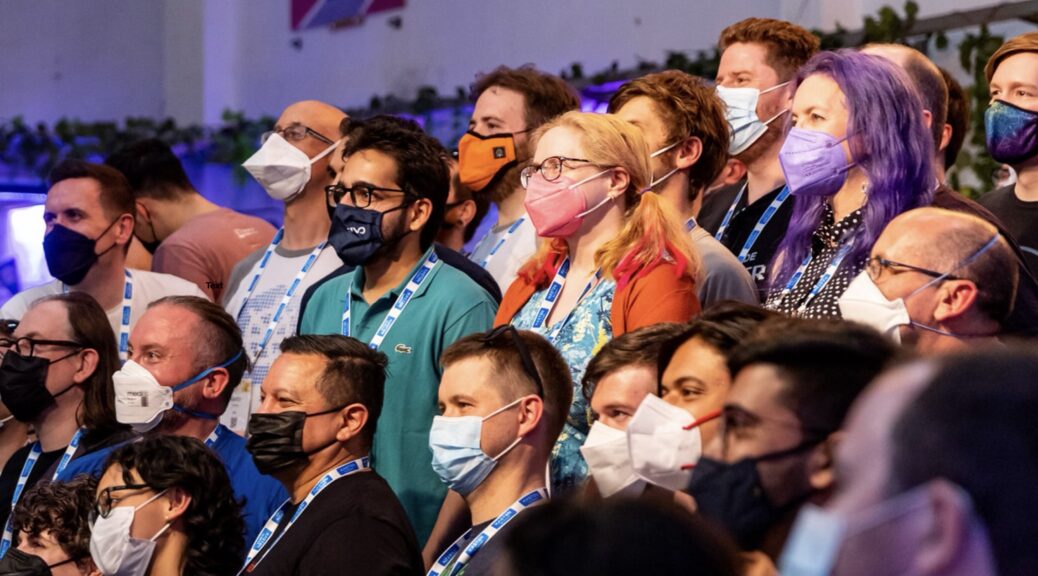 A group of people at the Valencia Kubernetes Contributor Summit posing for a picture wearing masks.